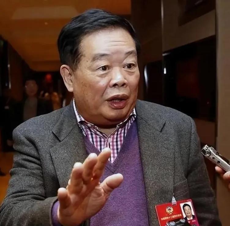 1984年，曹德旺去旅游买了一根拐杖，坐车时被司机呵斥：“小心点，碰坏车玻璃你可