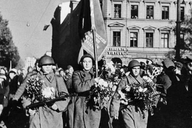 🔥 1944年10月13日，在波罗的海战役期间，波罗的海第二方面军（大将马斯连
