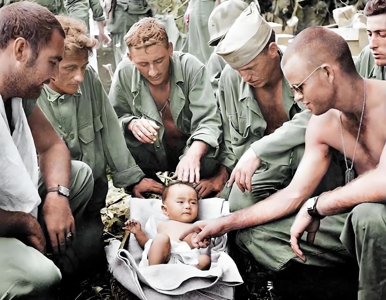 如果是日军会救这名幼儿吗？
1944年7月，美军在塞班岛塔波乔山山麓激战期间，坦