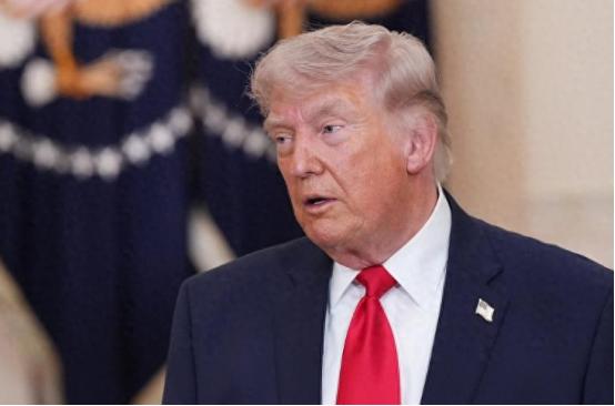 美国最近干的这事简直离谱到家了，一边大把大把地往军事上扔钱，砸1.5万亿搞国防，