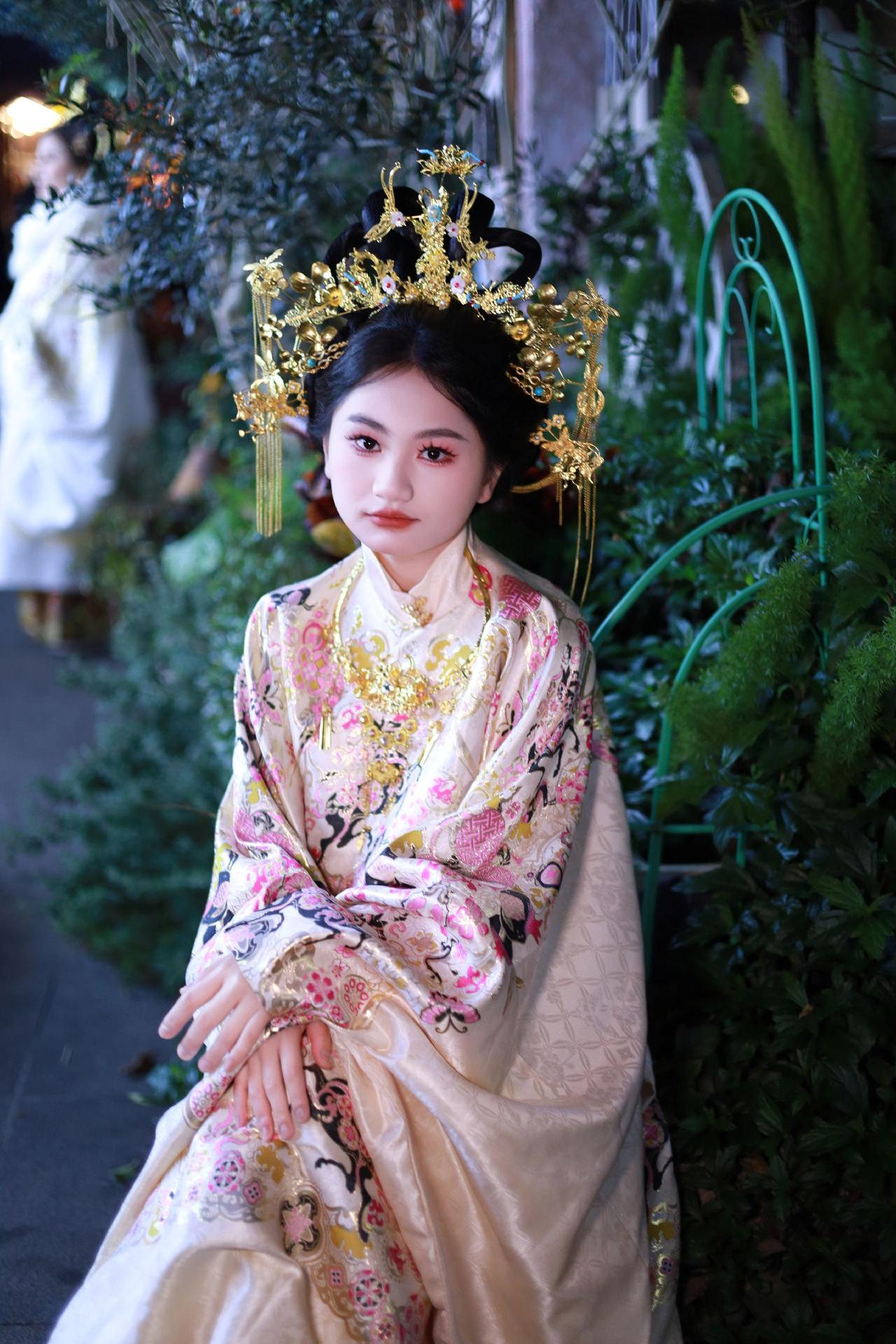 冷风的夜晚，偶遇古镇。随拍几张总要穿一次少数民族服饰吧 民族服饰有多美 汉服之美