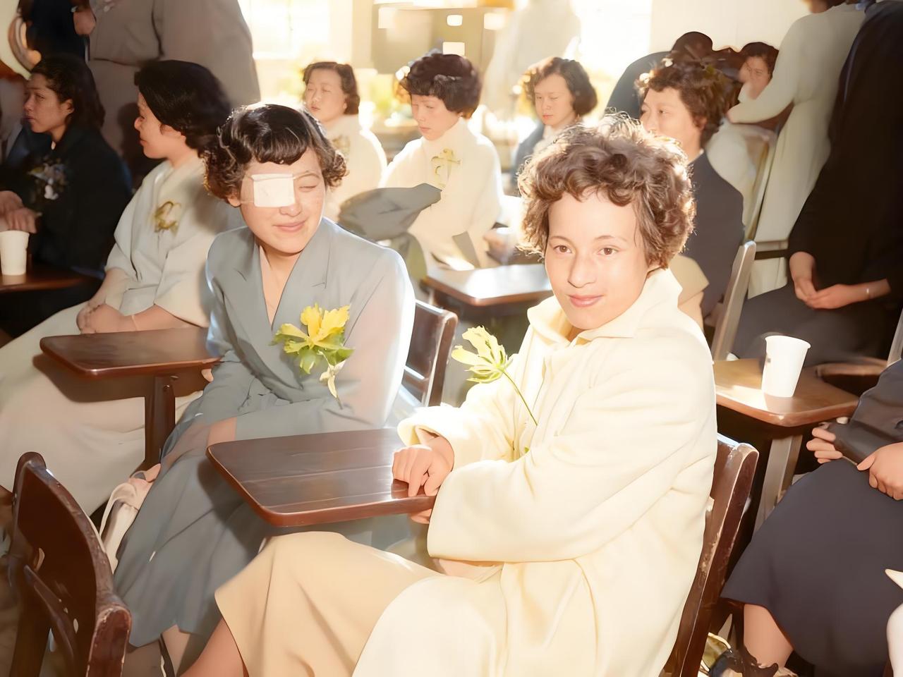 1955年5月9日，纽约，25名从广岛核爆中幸存的女孩，带着跨越6700英里的疲