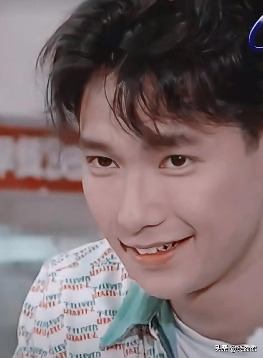 他16岁出道，
因演《《哑巴新娘》中的“病秧子”周少朴火遍全国，错伤岳翎离开张玉