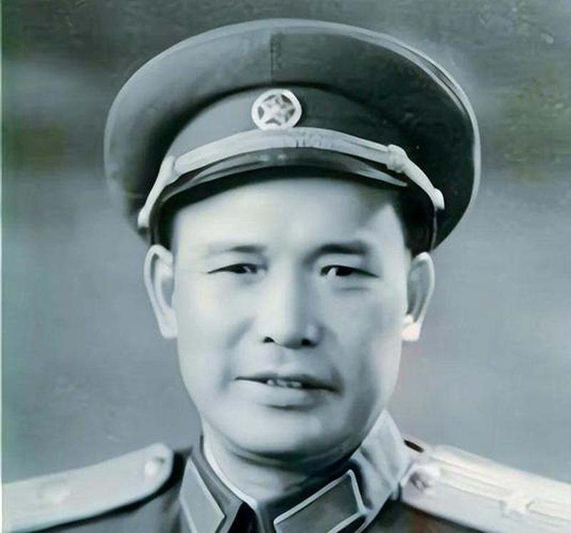12岁给地主当脚夫，17年后他扛着两挺重机枪投红军。

彭德怀亲自接见了他,红军