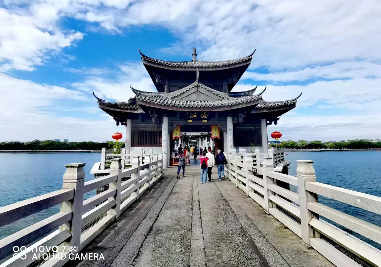广东潮州广济桥、潮州古城。
‌广济桥，又称潮州湘子桥，位于广东省潮州市古城东门外