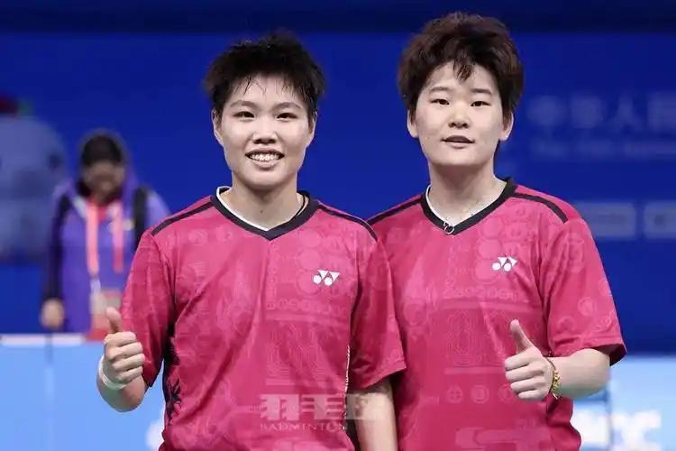 全运会羽毛球单项赛决赛，第一场女双决赛，福建谭宁黄东萍经过两局激战，夺取女双冠军