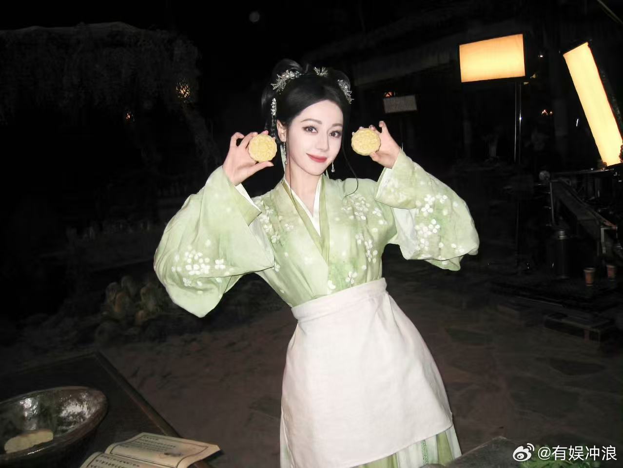 抓拍热巴成功迪丽热巴今日份片场抓拍热巴成功，今日份片场，