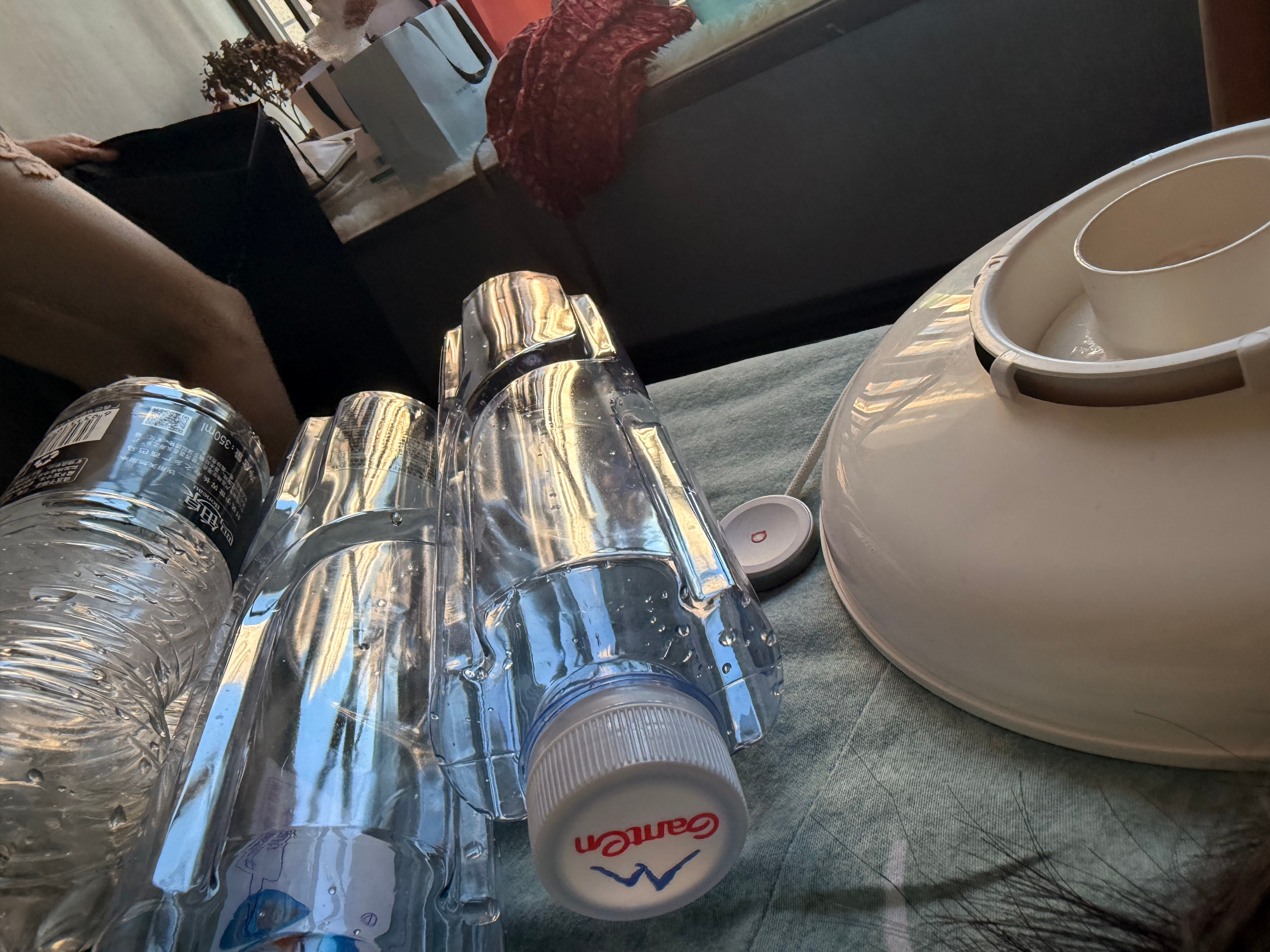 乔姐往我身边放一堆矿泉水瓶子 