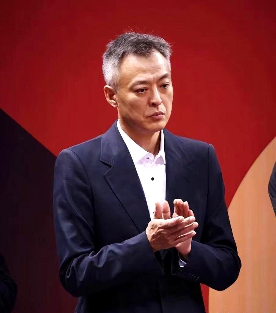 为何国乒教练组越来越重视挑战赛了？
秦指导这次亲自坐镇，身后跟着浩浩荡荡六个教练