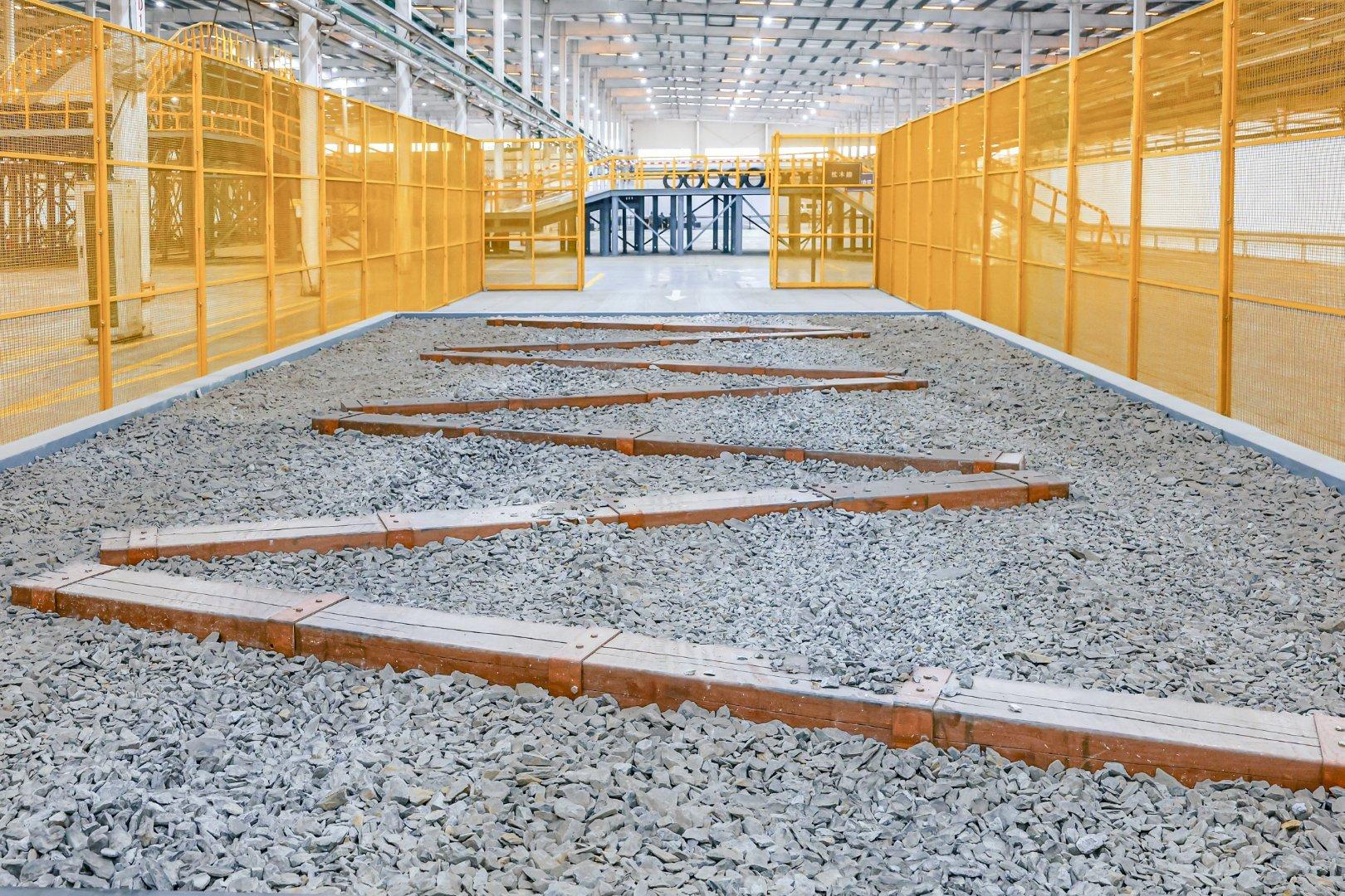 以前试一辆越野车，要凑齐天门山、成佛坡这些路，少说跑半个中国。碰上雨季等天晴，碰