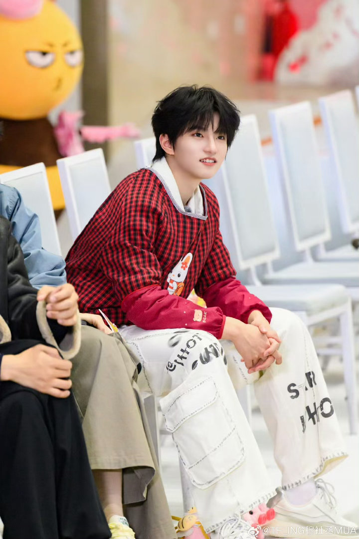 第一次见穆祉丞被12个人围着哄周五晚高疯 高叶让他放肆哭笑，代旭让他带着热爱坚持