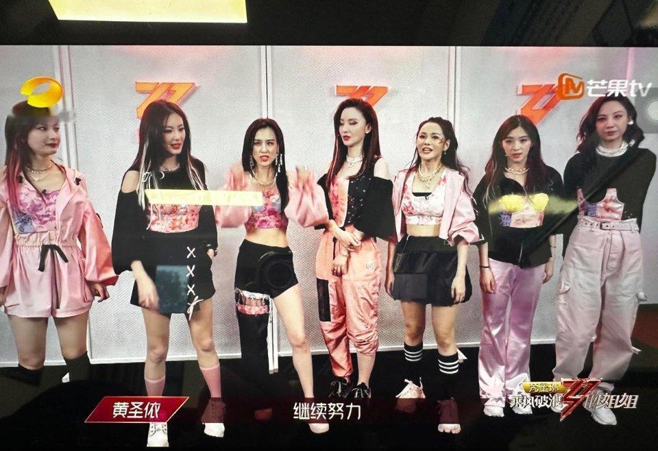 没想到黄圣依这么娇小，还以为有170呢 ​​​