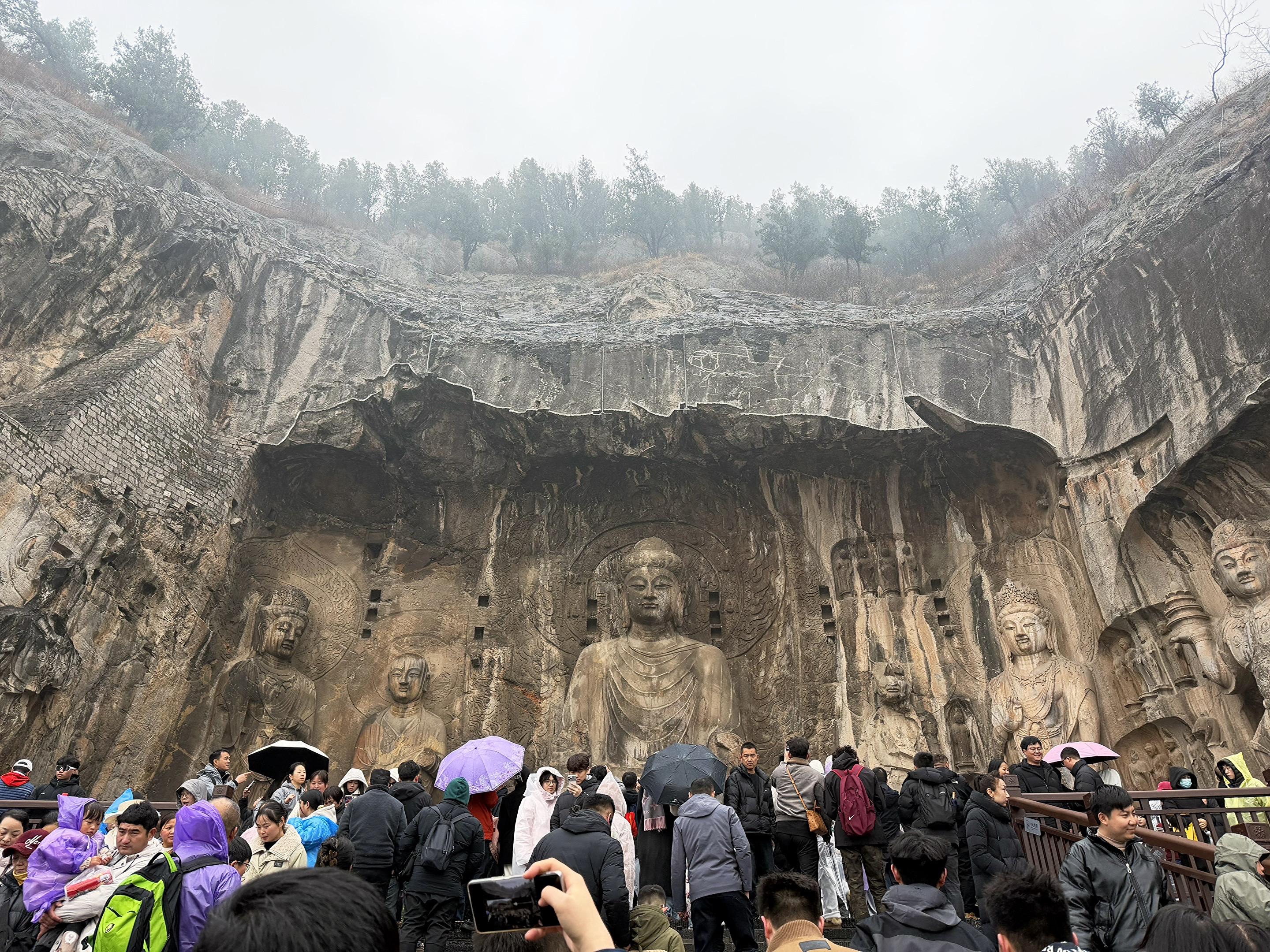 不开玩笑，下雨都有一亿人