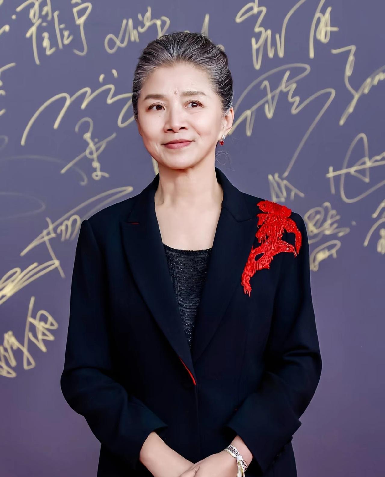 一出好戏，把66岁老戏骨当“药渣”，榨干了给流量明星镀金，转身就扔。
《生万物》