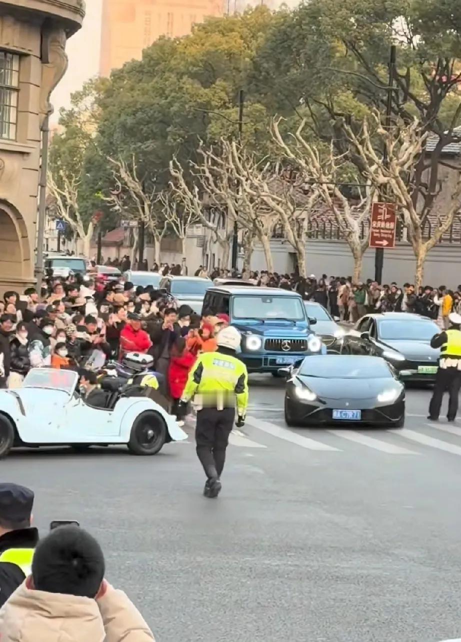 沪爷沪奶估计都懵了，一觉醒来上了韩国人的热搜，把他们三班倒精心准备的武康路豪车秀