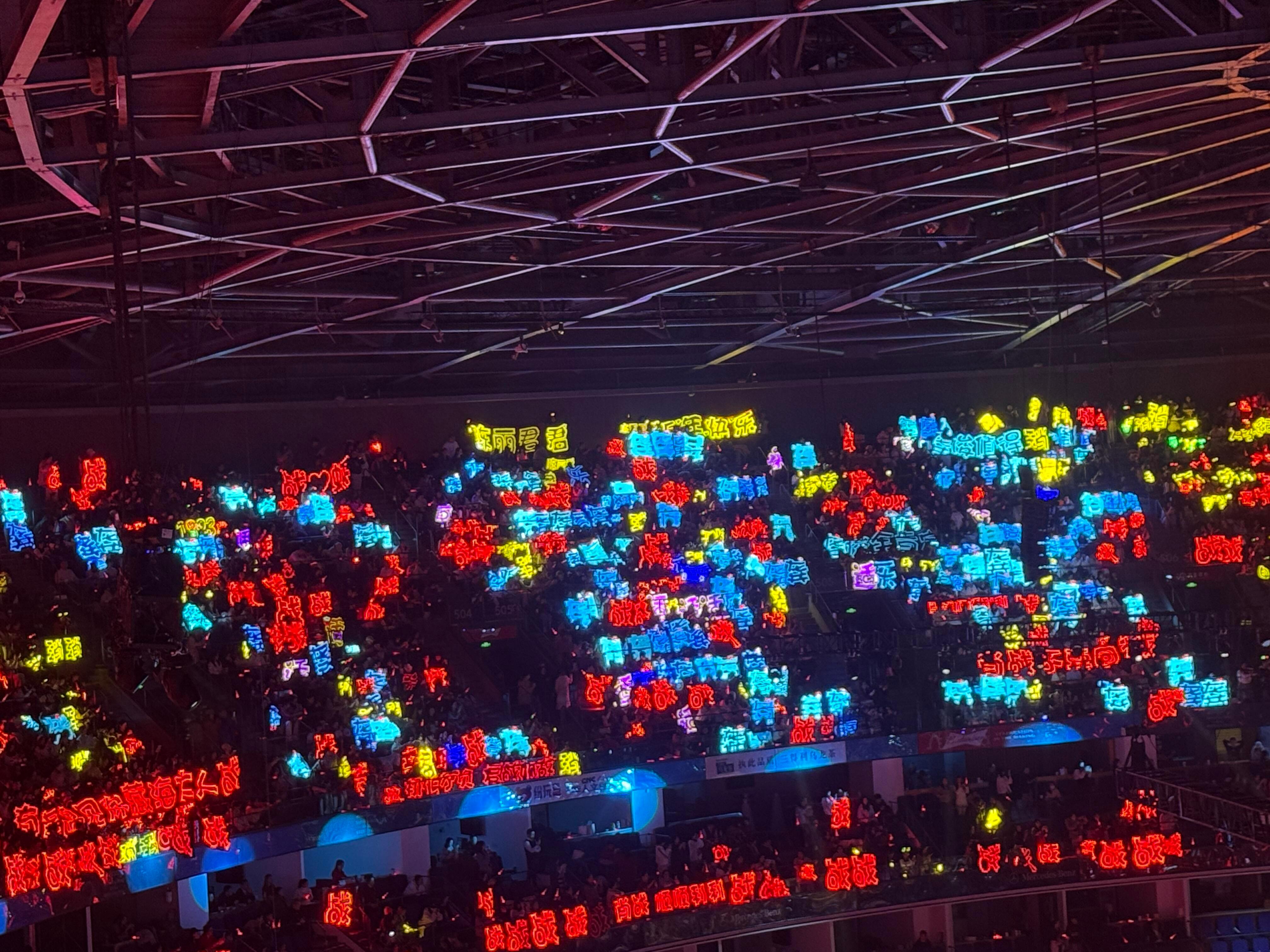 昨晚东方卫视的灯牌，看看人气 