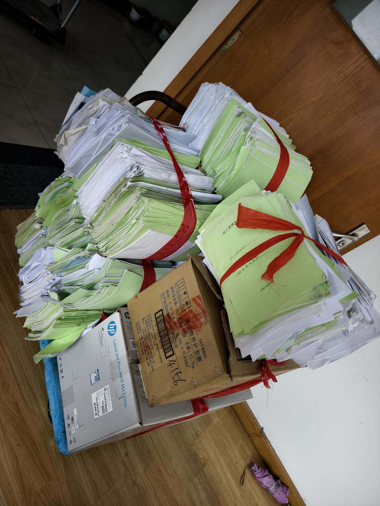 和用了22年的办公室说88了。。。

收拾出来91公斤的作业本和实验报告卖废纸。