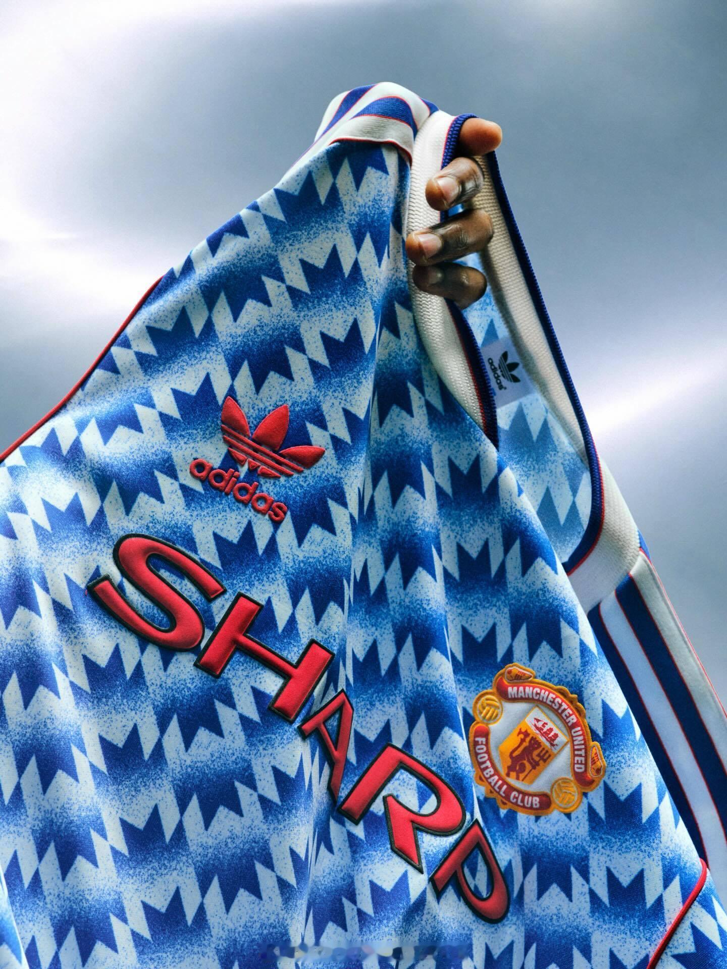 曼联发布新品 经典再版阿迪达斯三叶草 
