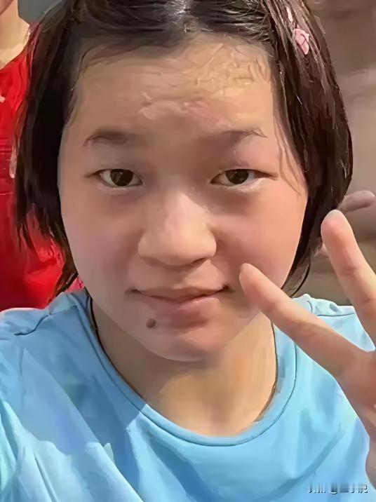 他们的偶像无脑的喊了一句：香港加油。人家遭受了火灾，她却在火上浇油…[尬笑]香港