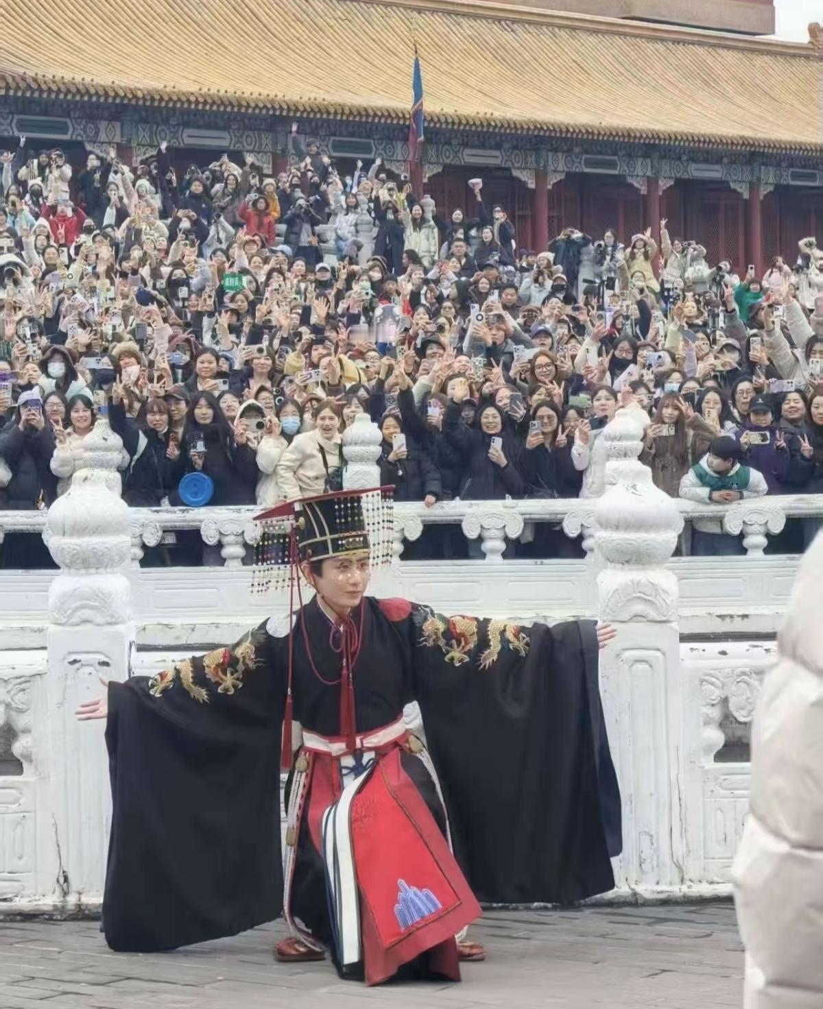 成毅拍的这部电视剧，估计会很火爆。在拍摄现场，没想到吸引来这么多的游客（粉丝）。