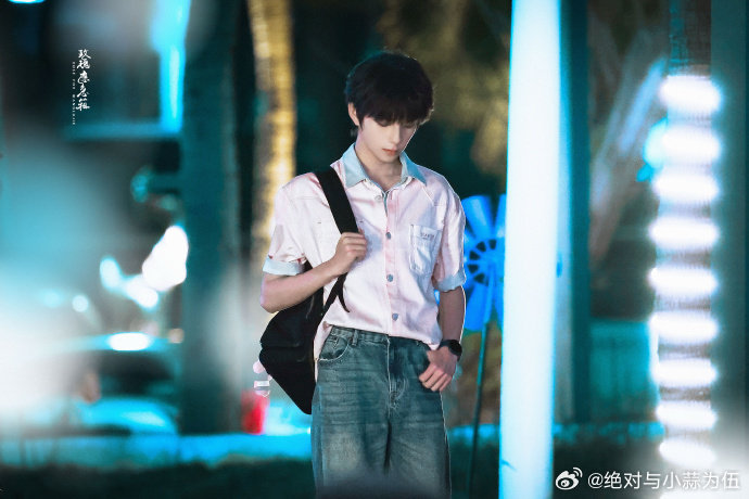 王橹杰 粉色娇嫩王橹杰这组路透杀疯了！粉色造型清爽干净，包上玩偶点睛，倚树发梢飘