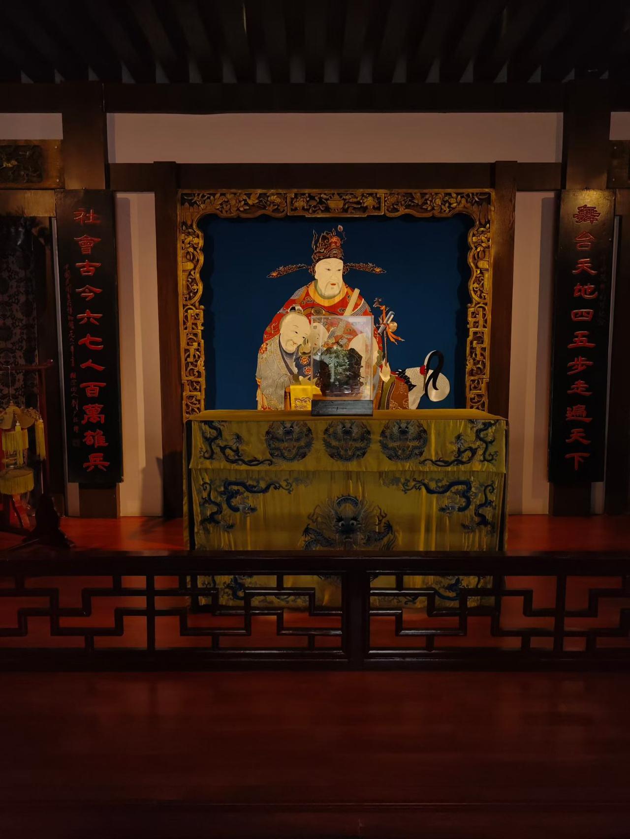 原来，重庆还有个川剧博物馆，特色是异地复建的明清古戏台以及一些珍贵戏服，木雕描金
