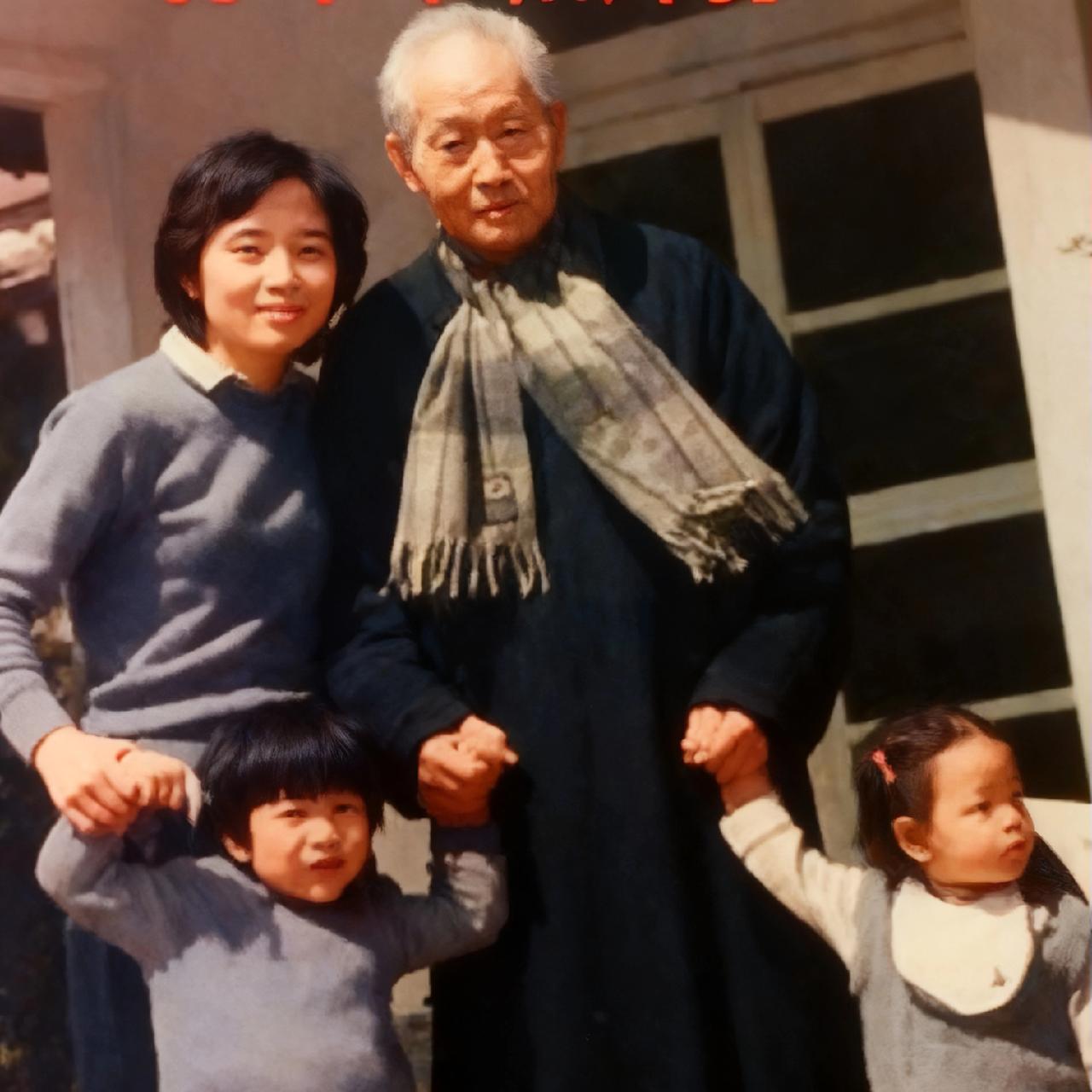 80年代，孙立人与大女儿孙中平同框，一张温馨的合影，他牵着女儿与外孙女的手，眉眼