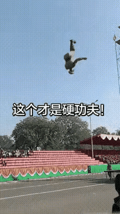 三哥弹跳力有多高？三层楼那么高！
第二次弹跳起来有三层楼那么高，从三楼那么高的地