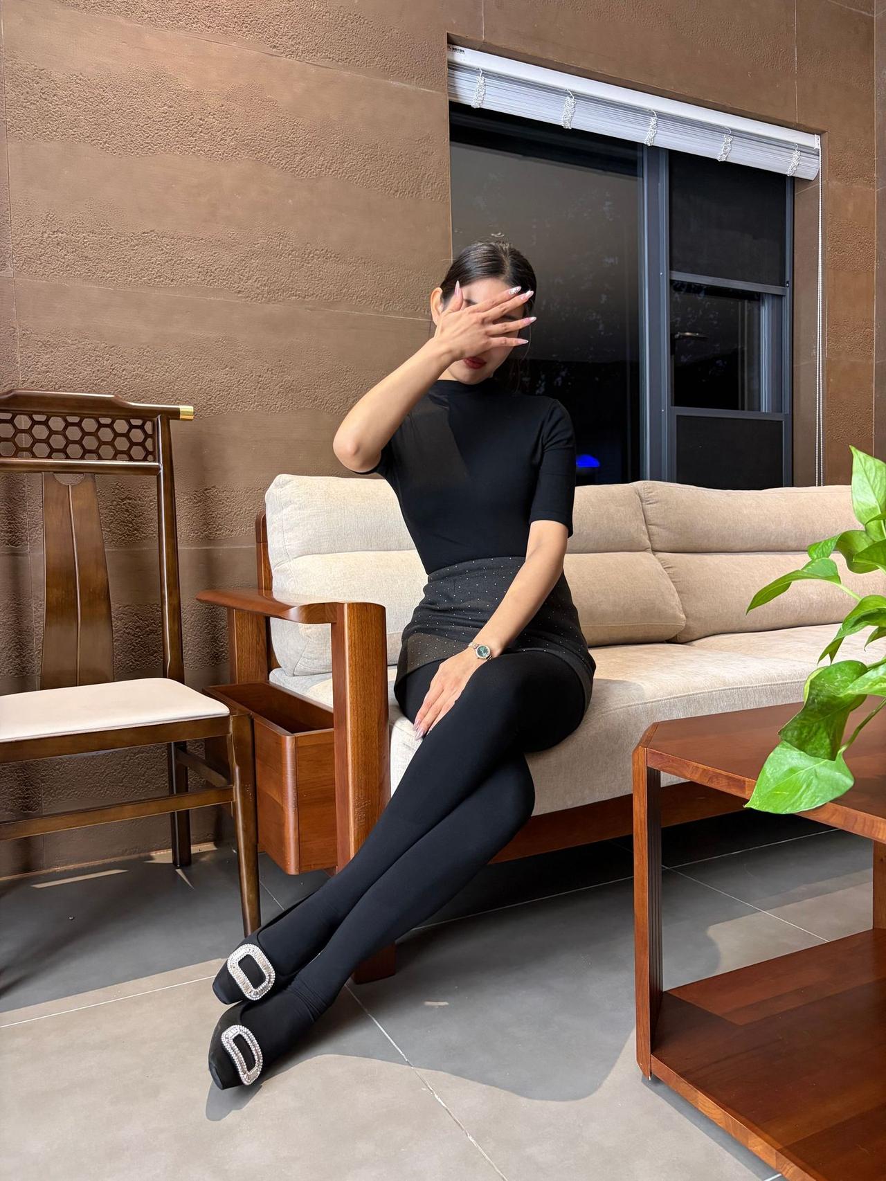 优雅黑裙，时尚遮面，尽显都市风范