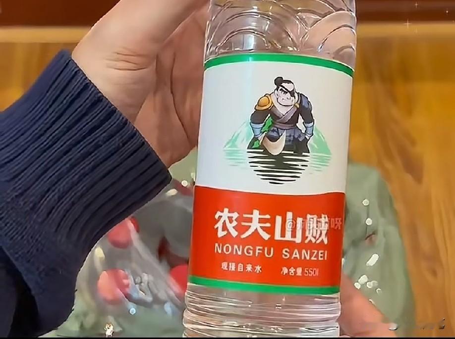 小学时在我们村里上的，学校周围有好多竹子，有村民会来砍竹虫，然后会拿到学校和老师