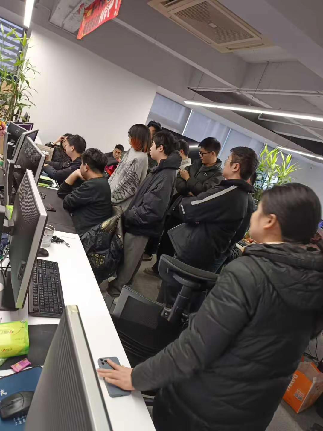 设计师凑一起在讨论设计方案。办公室 办公室趣事 欢乐办公室 跨境电商