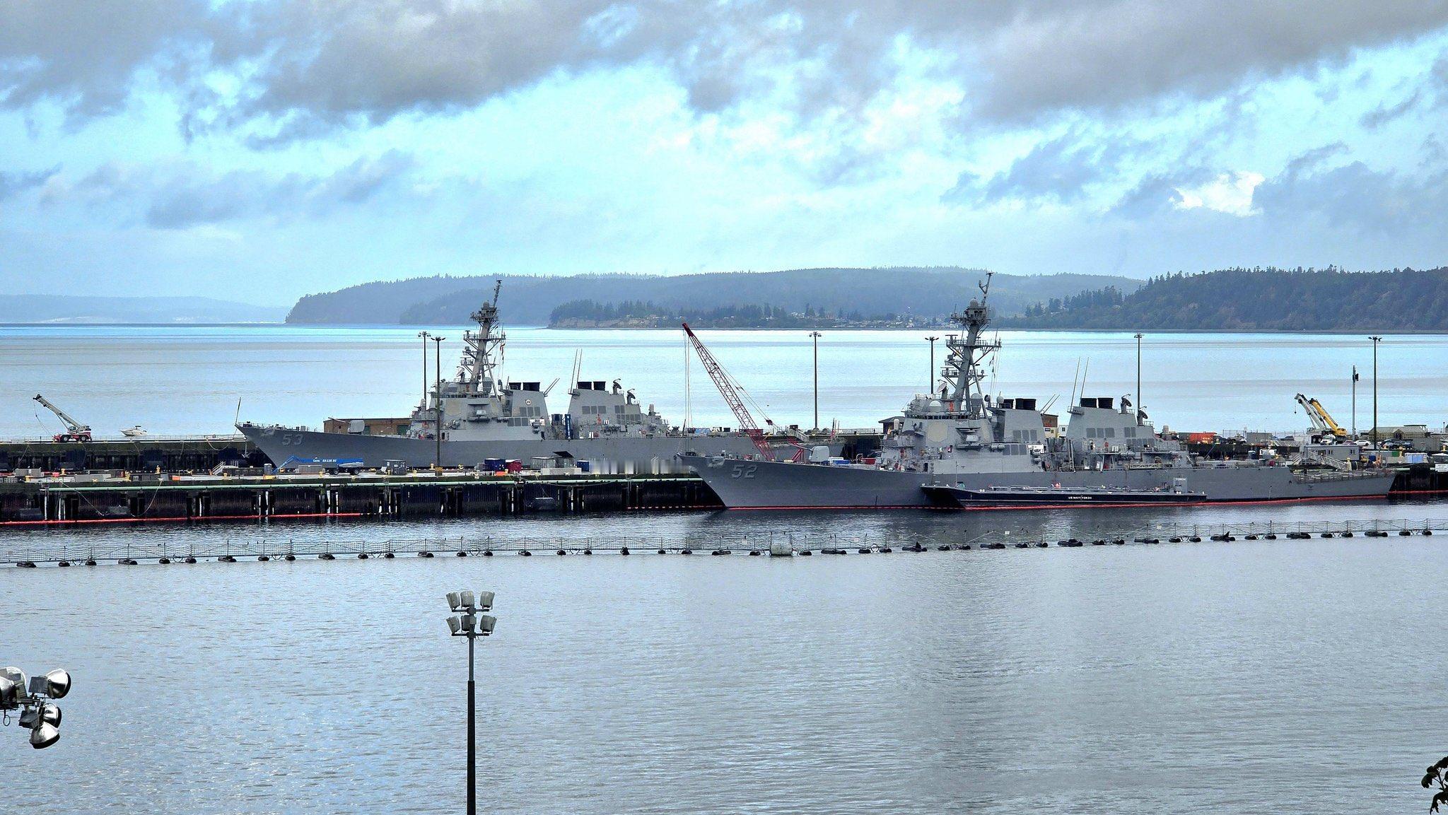 USS Barry (DDG 52)和 USS John Paul Jones 