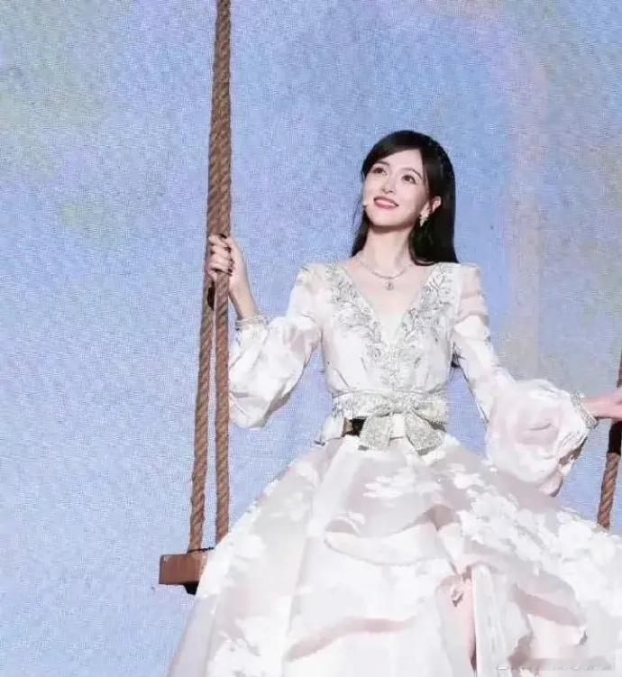 幸福的婚姻和美满的生活是最好的写照，在41岁唐嫣脸上还能看到那种不谙世事、天真烂