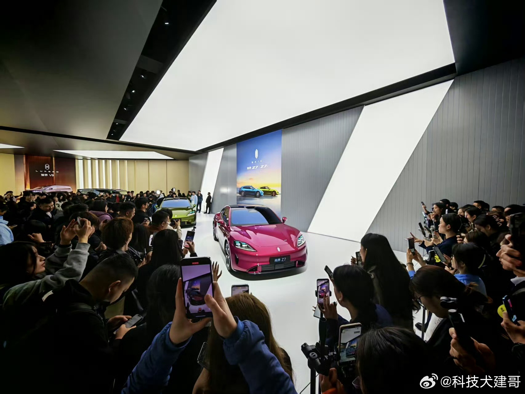 问界M8升级四激光雷达 简单说，四颗激光雷达就是给车装了四双“超级眼睛”，让车能