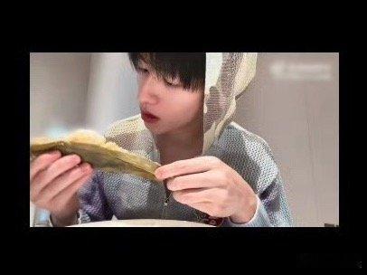 小猫严肃确认自己是否保持酷酷的姿态！ 