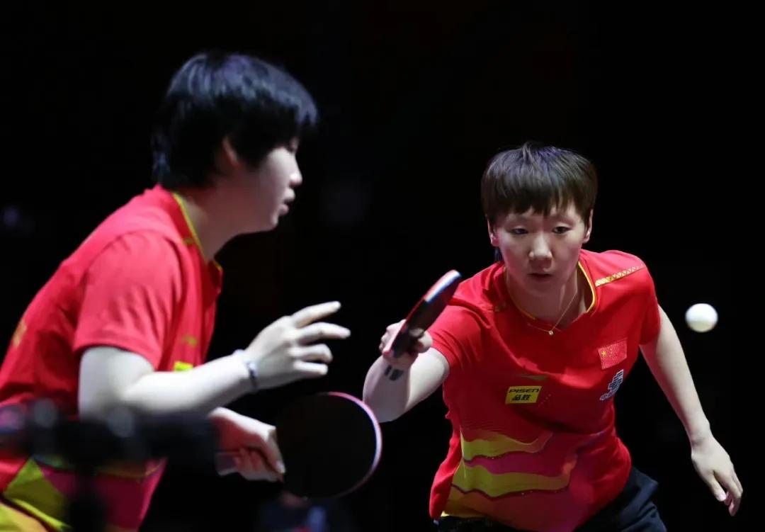 王曼昱/蒯曼晋级女双16强丨多哈世乒赛 女双第二轮，国乒组合王曼昱/蒯曼对阵神秘