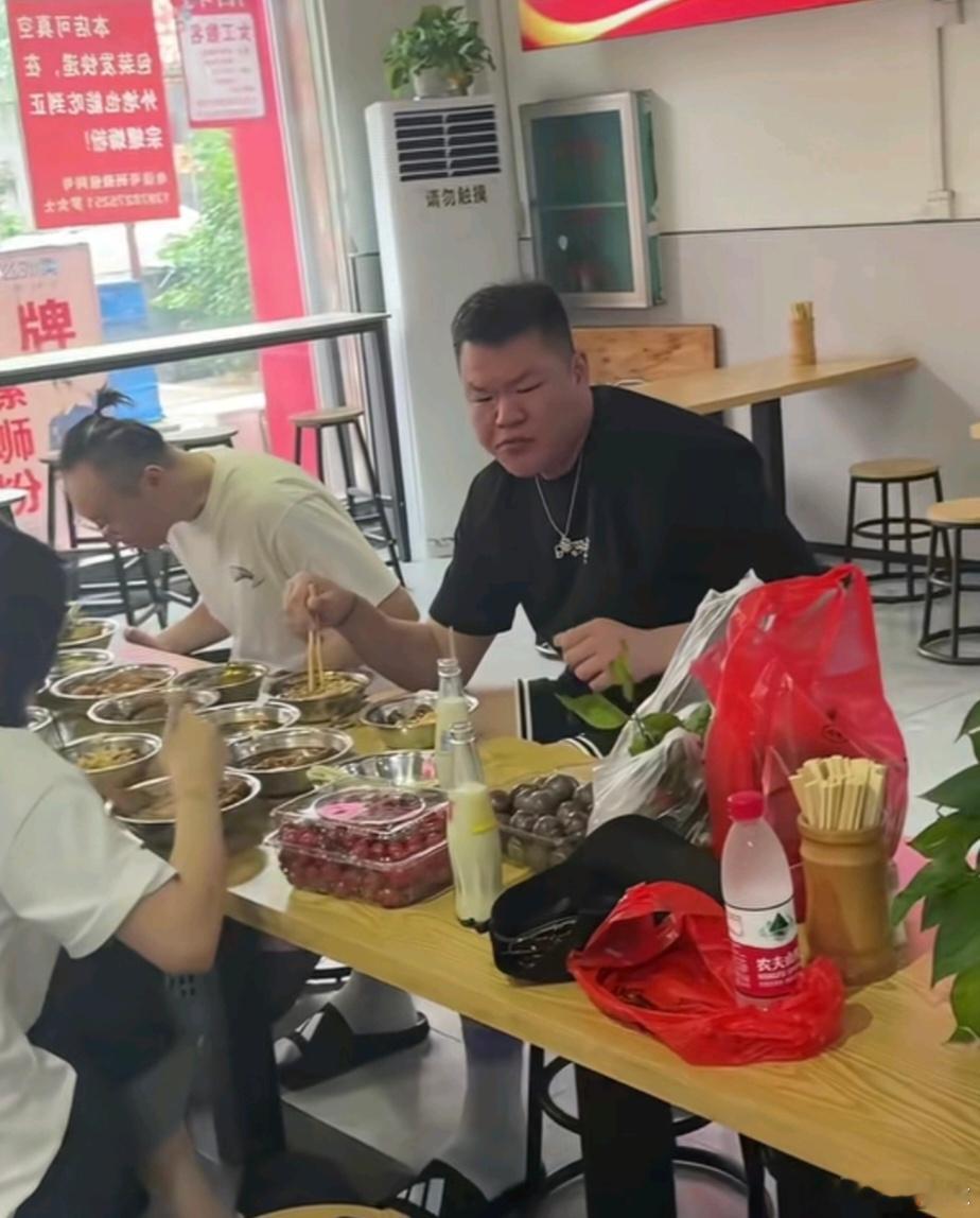 最近朱芳雨回到老家广西柳州，打卡了本地特色螺蛳粉，席间为球迷签名留念，品尝过后还