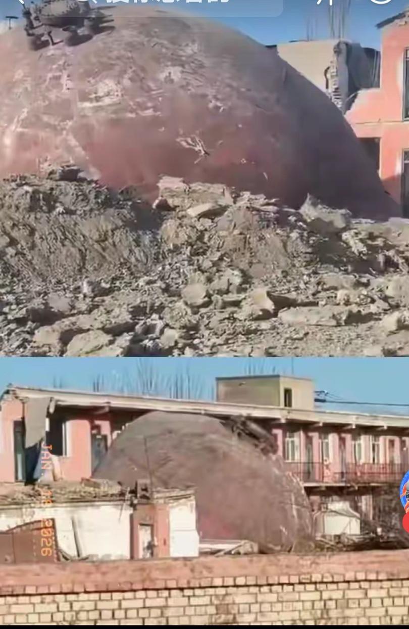 这大铁球一百多吨，就这么横空飞到一个无人居居的民宅里。当时就给院里砸了一个大深坑