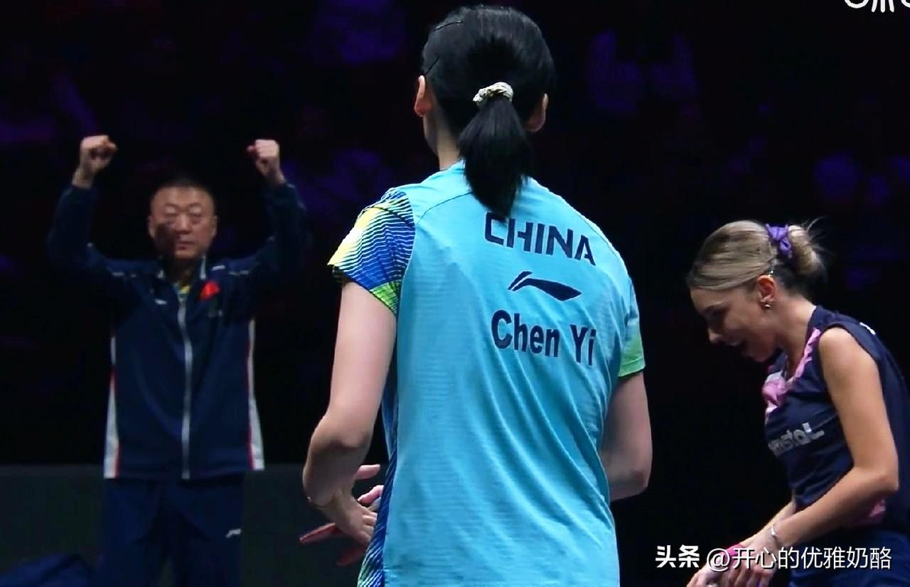 马琳平时很低调，很少有很夸张动作。
刚刚看到陈熠赢了，激动的仰天大笑，然后双手举