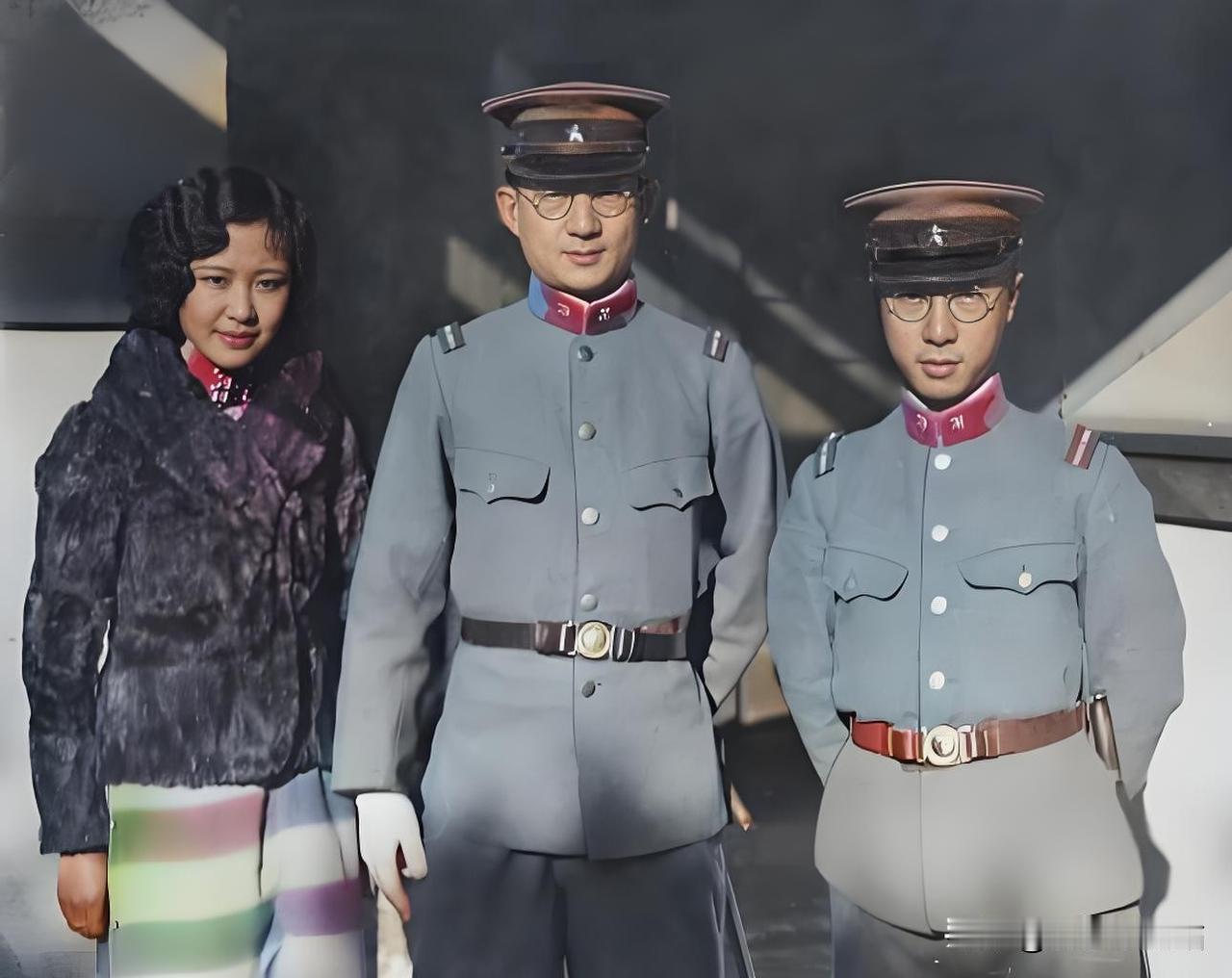 1934年，溥仪三妹韫颖（左）与丈夫润麒（中，溥仪皇后婉容胞弟）、胞弟溥杰（右）