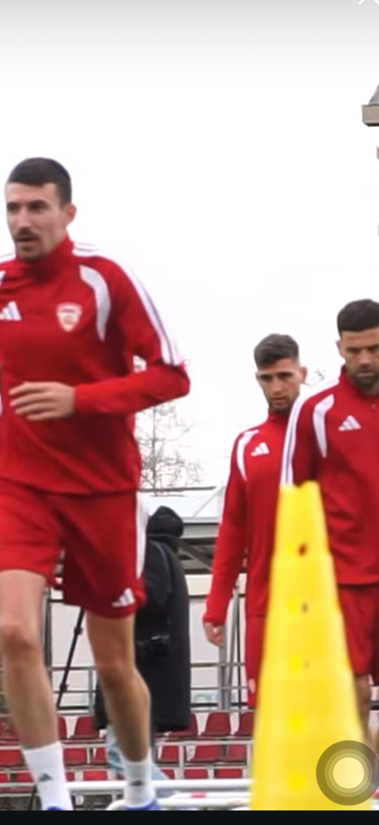 大连英博中超联赛世预赛 阿利米和斯坦丘已经随国家队训练阿利米的镜头找了半天才找到