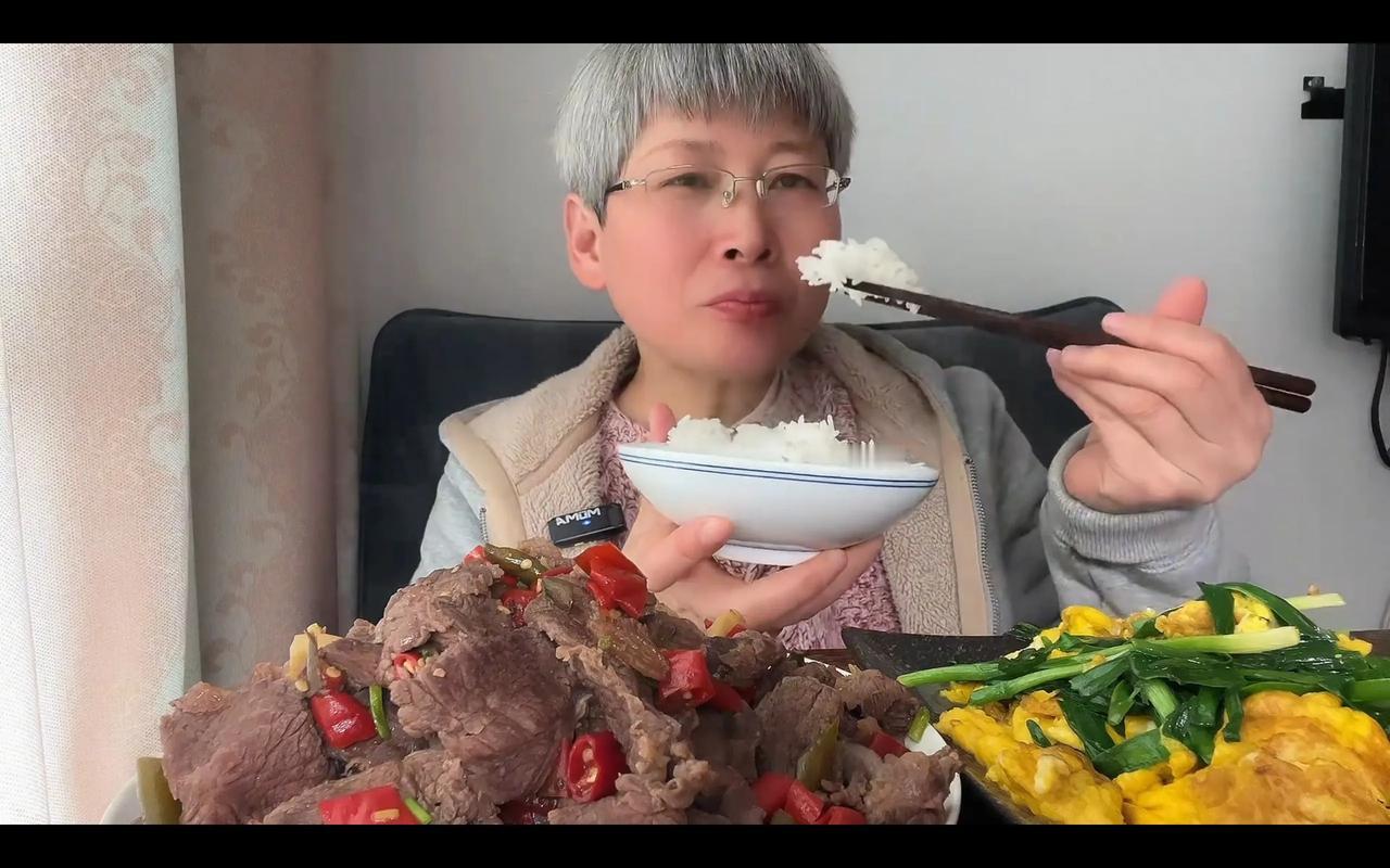 三爱奶奶的伙食相当不错呢，厨艺超棒，瞧着都要流口水喽。奶奶卖掉的动力源今儿个大幅