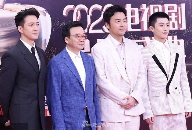 这张合照，我认出了身材伟岸、目若朗星的王阳；戴着眼镜、略显矮小的李路导演与身着一