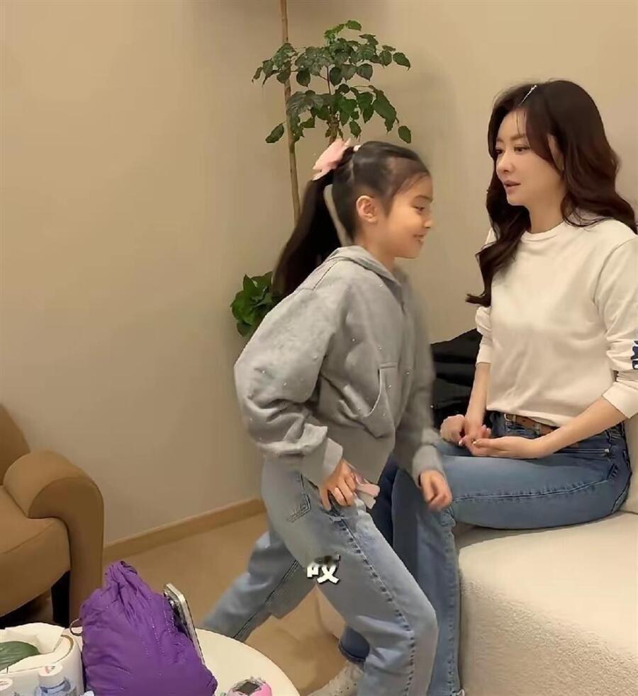 熊黛林晒与女儿同框合照！小姑娘复刻爸爸长相，母女互动暖到心底 