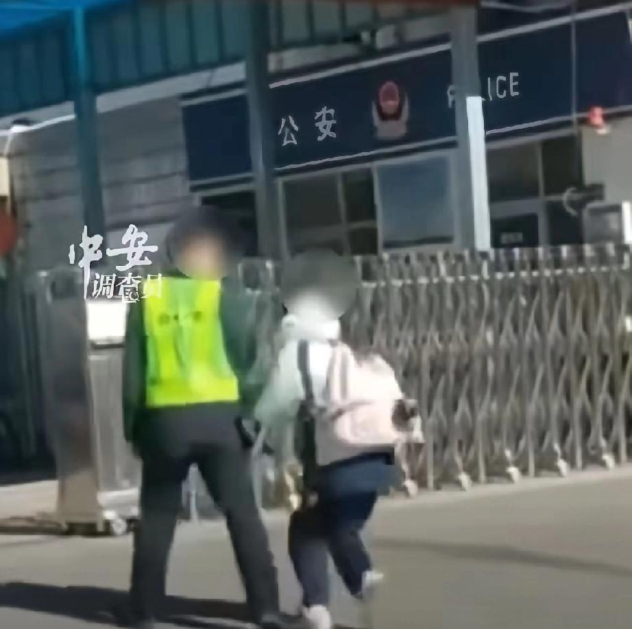 山西大同一女生在学校门口买淀粉肠，竟被工作人员直接拿走电动车和家门钥匙。女生急得
