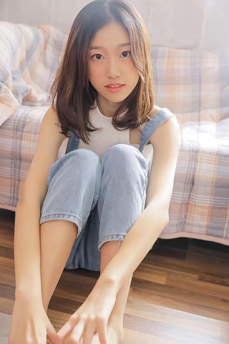 午后的阳光溜进房间，落在牛仔背带裤的褶皱里，就这样窝在地板上，和慵懒的时光撞个满