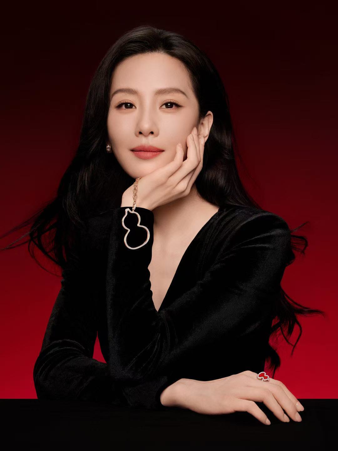刘诗诗锋芒内敛优雅无限刘诗诗黑丝绒v领刘诗诗黑丝绒v领，妈妈，[太开心][太开心