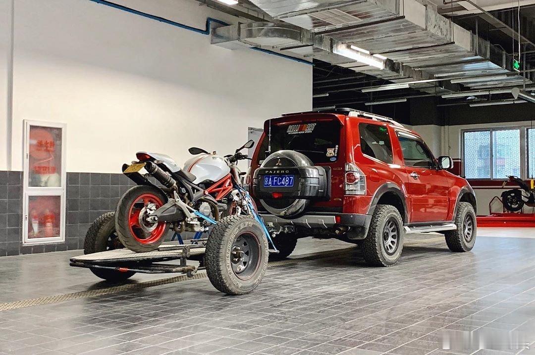 4轮+2轮，再给帕杰罗的旅程增加几个气缸。car+motomitsubishim