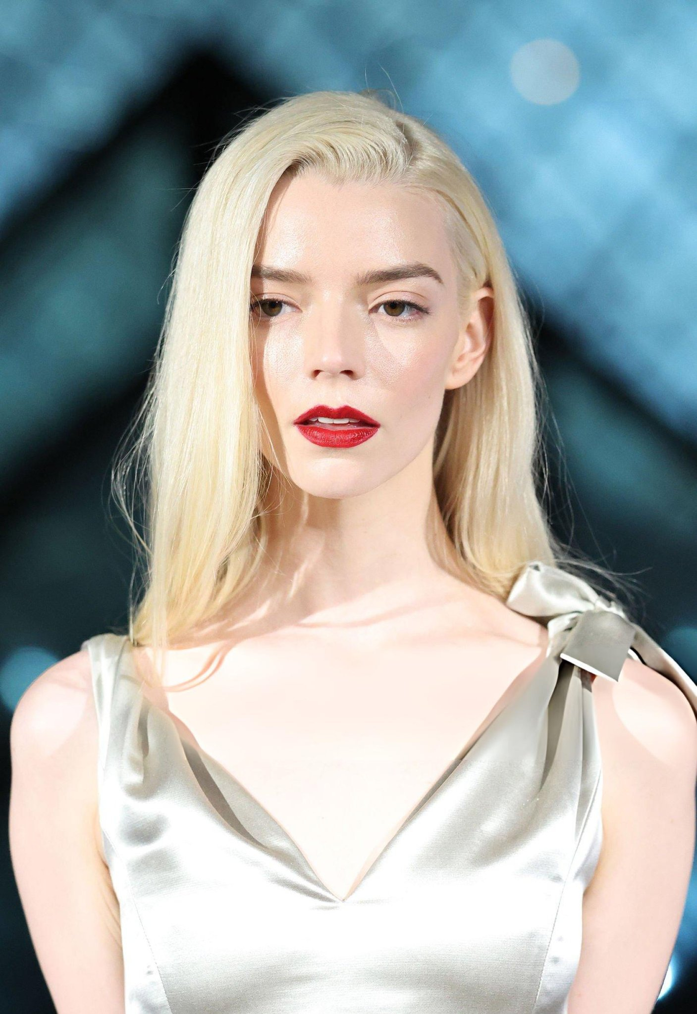 安雅·泰勒-乔伊亮相卢浮宫晚宴 