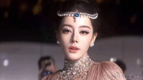 6秒封神！迪丽热巴雨中衔蝶名场面，炸穿全网成内娱红毯天花板